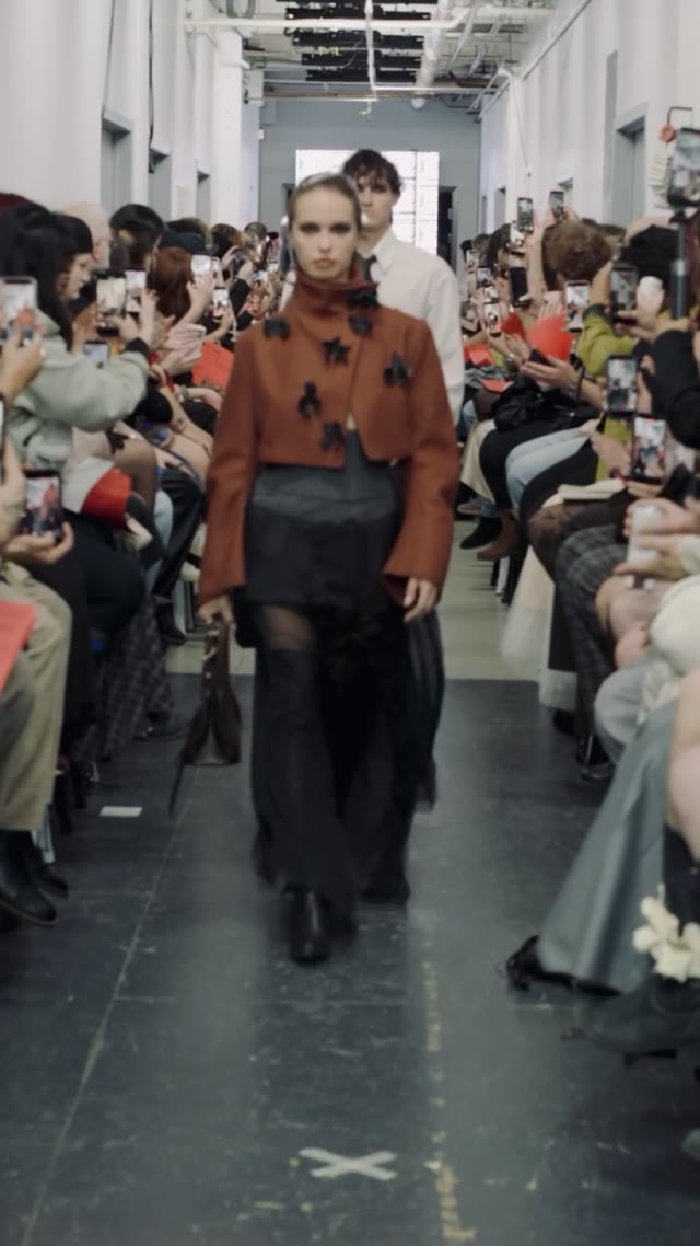 Une silhouette ON SHOW à la Semaine de la mode de Montréal, photographiée par Sergio Vega Perry.