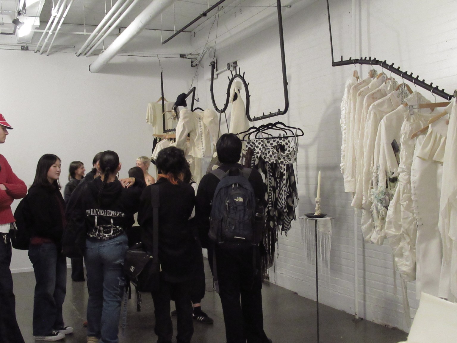 Le public découvre les collections indépendantes sur les portants suspendus du showroom LDF à Montréal.