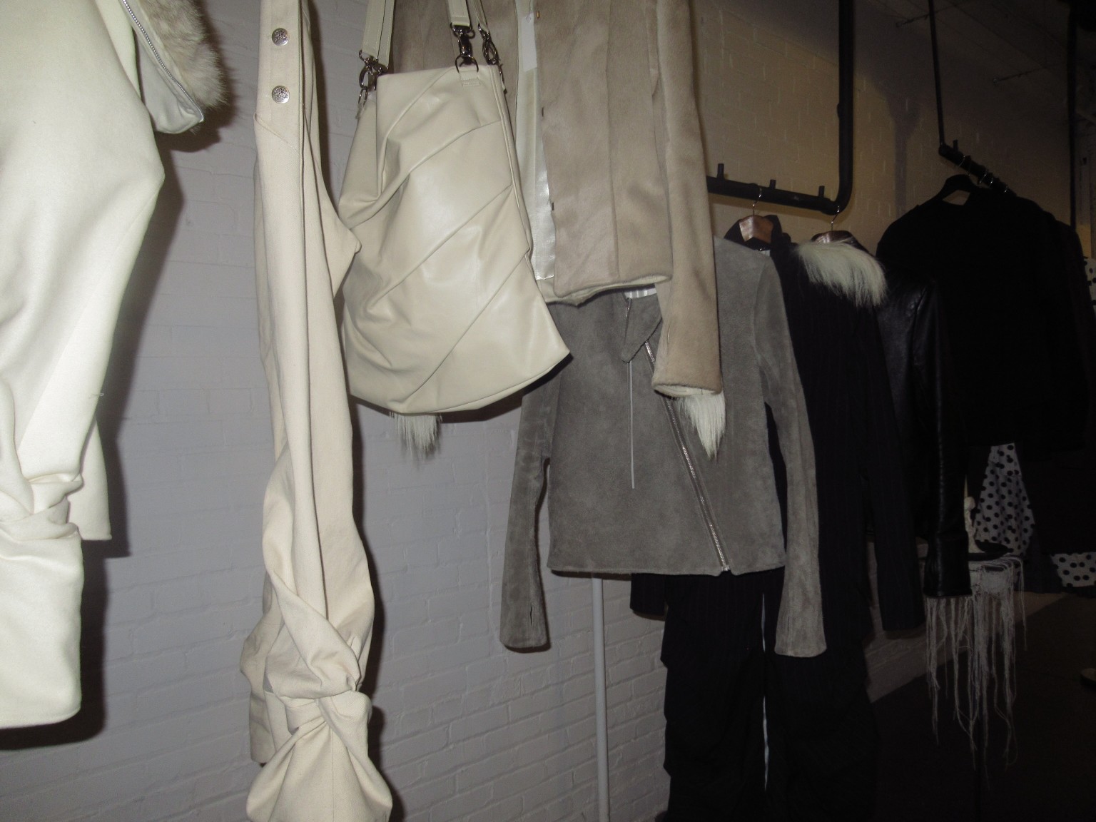 Vêtements crème et gris aux détails sculpturaux au showroom LDF.