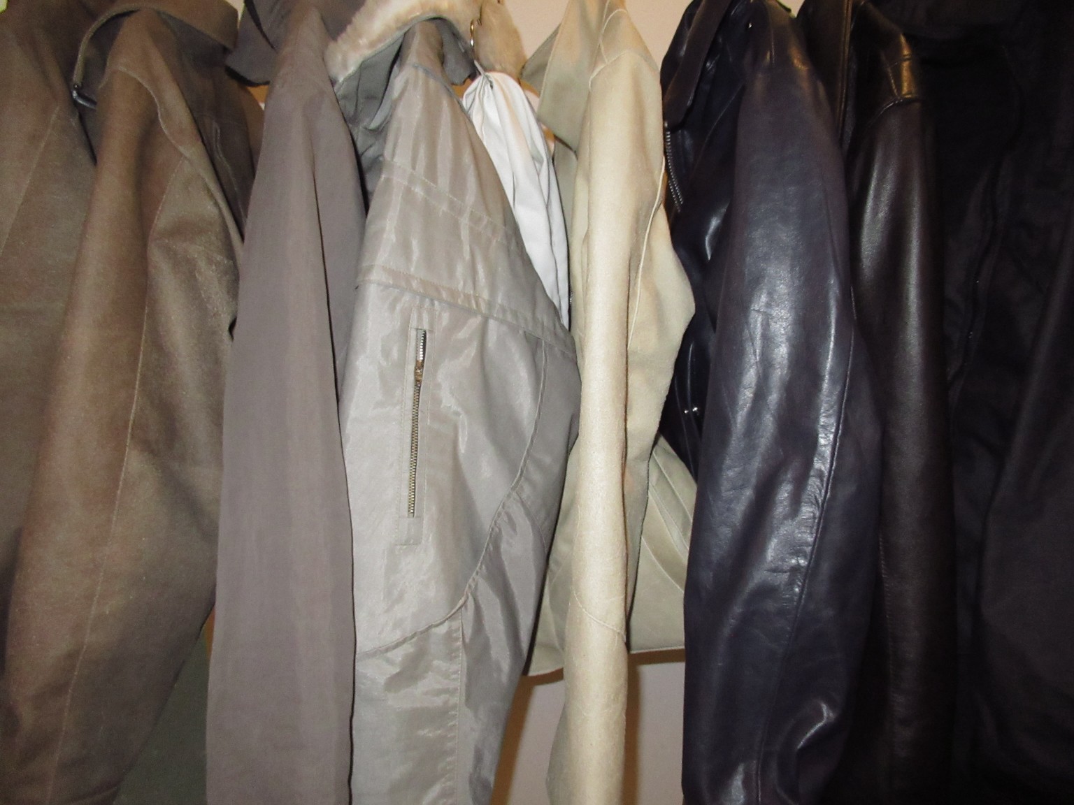 Détail de vêtements crème, bruns et noirs de créateurs indépendants au showroom LDF.