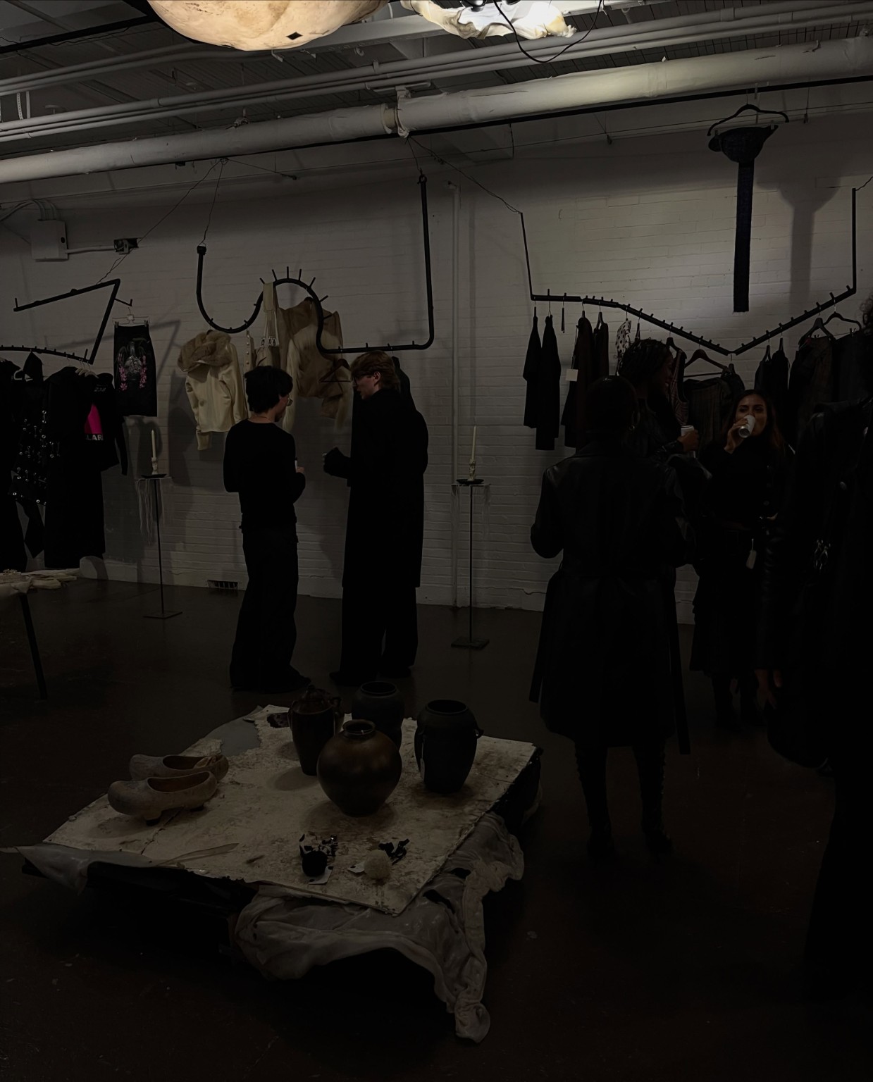 Le public découvre le showroom LDF parmi les portants sculpturaux et les créations indépendantes pendant la Semaine de la mode de Montréal, en septembre 2026.