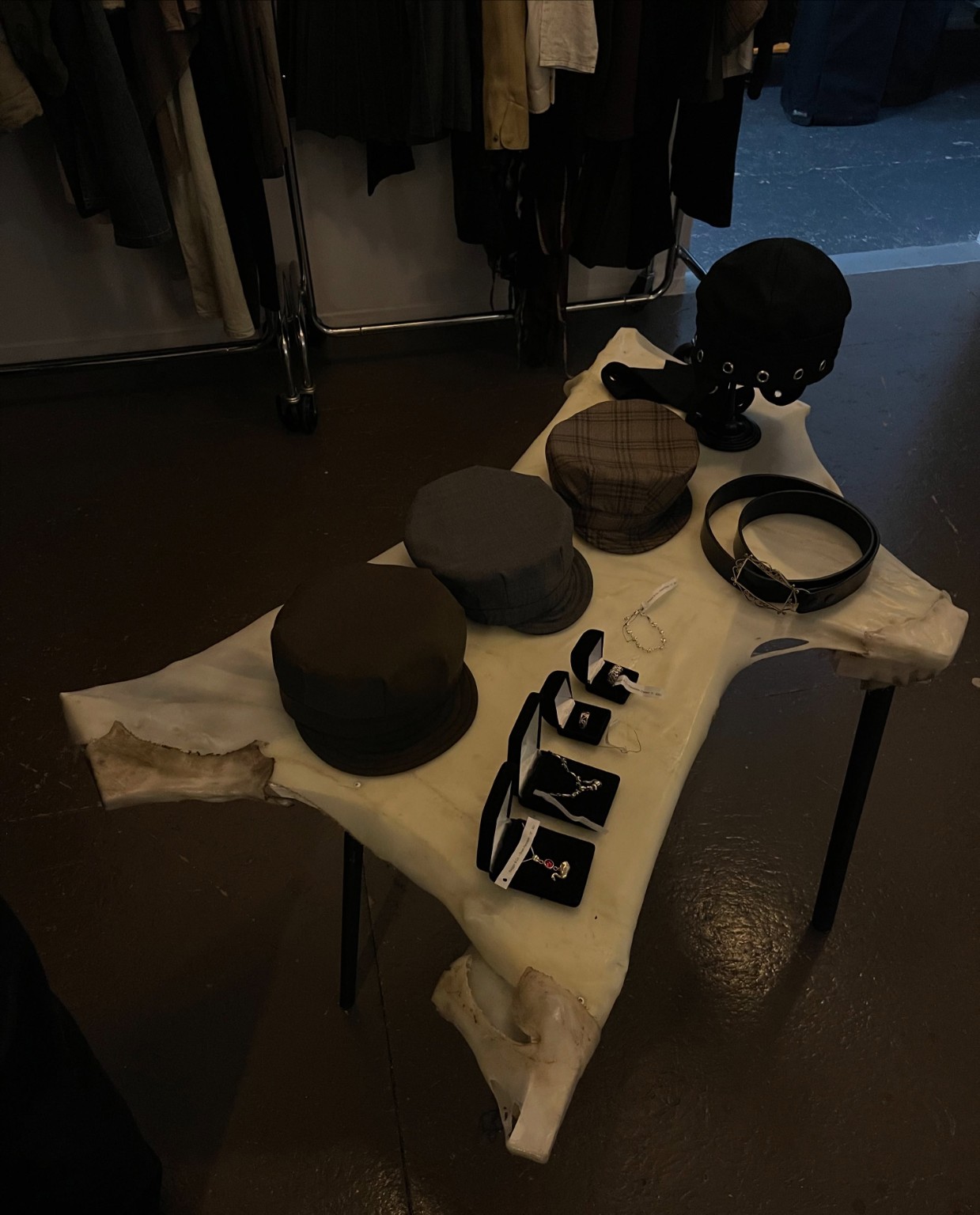 Chapeaux, ceintures et bijoux de créateurs indépendants présentés au showroom LDF, Semaine de la mode de Montréal 2026.