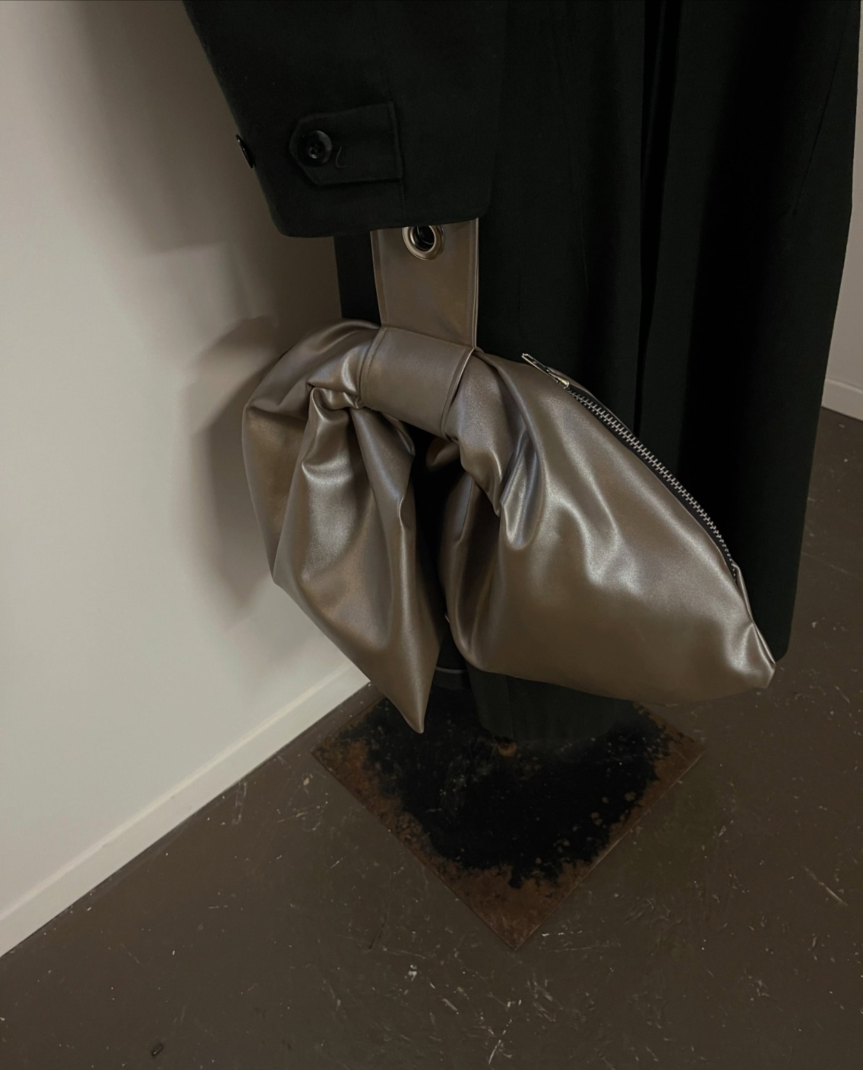 Sac métallique sculptural présenté avec des vêtements au showroom LDF, Semaine de la mode de Montréal 2026.