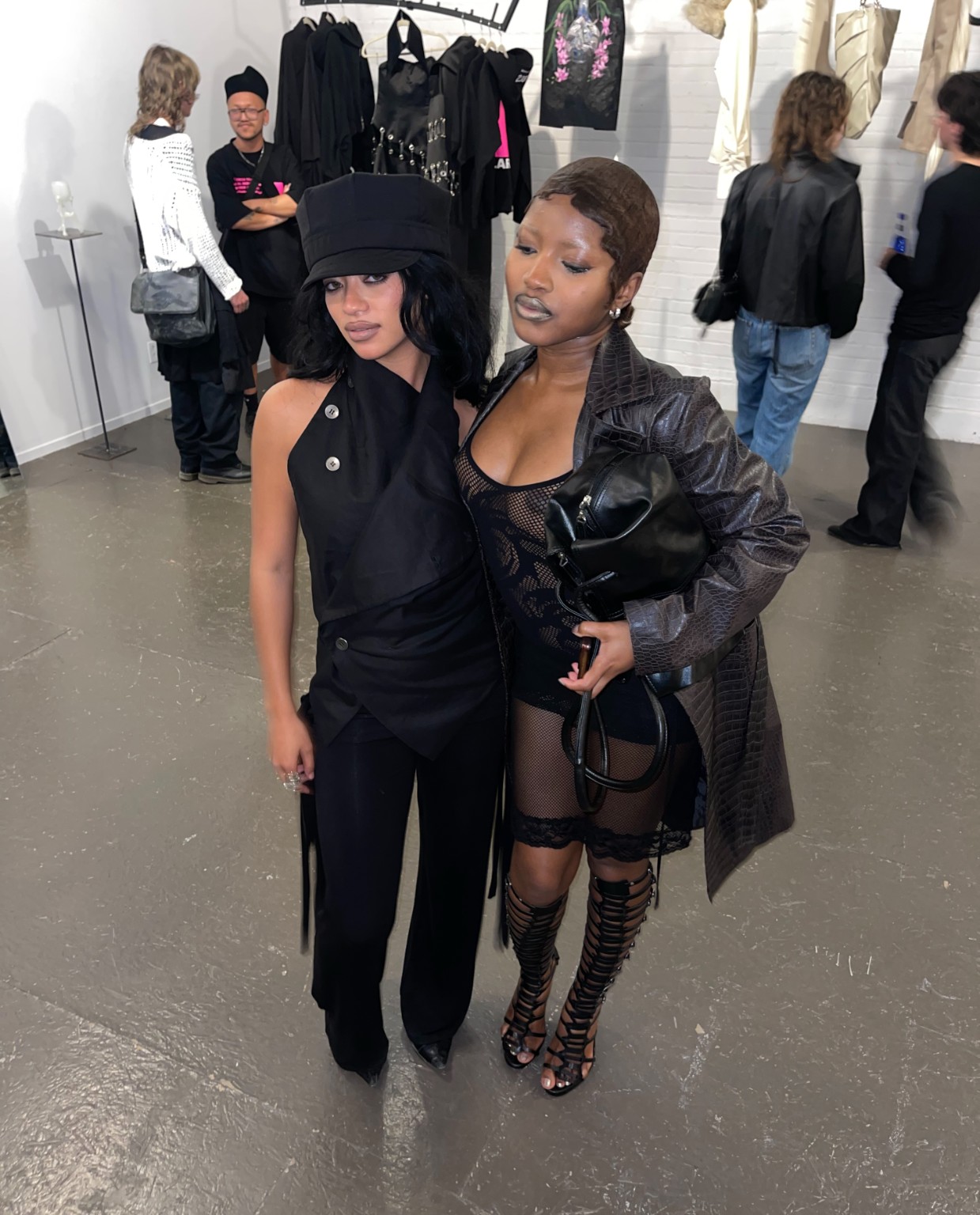 Deux personnes vêtues de noir au showroom LDF pendant la Semaine de la mode de Montréal 2026.